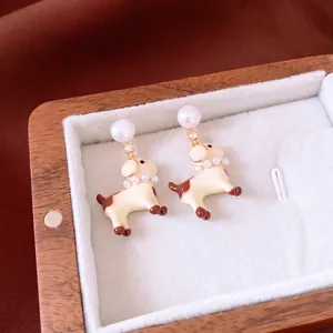 Boucles d'oreilles chiot avec chien en émail, perles blanches et accents dorés