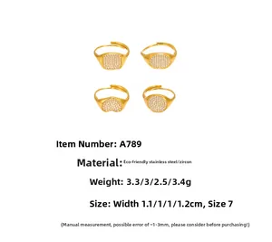 Set aus vier goldenen Edelstahlringen mit Zirkonia-Herz und geometrischen Formen