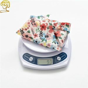 Foulard fleuri de 9,0 grammes présenté sur une balance numérique pour la précision
