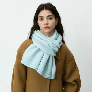 Bufanda de punto acanalado azul pálido en modelo para calidez invernal y suavidad