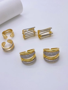 Dettaglio di sei orecchini a cerchio multistrato placcati oro con cristalli di zircone
