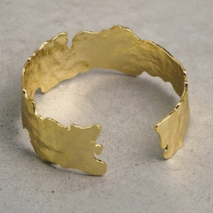 Bracelet manchette doré large avec bords dentelés irréguliers et texture martelée