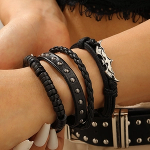 Set de 4 pulseras punk para hombre en cuero PU con colgante de murciélago y remaches