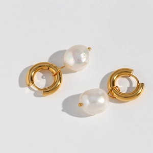 Détail de boucles d'oreilles créoles en acier doré 18K avec perles d'eau douce baroques