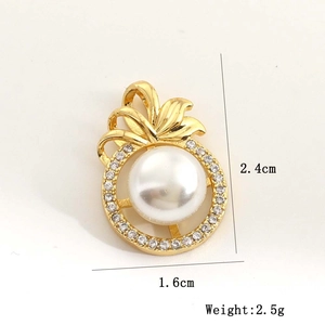 Détails et dimensions 2,4cm x 1,6cm du pendentif doré avec perle et zircons