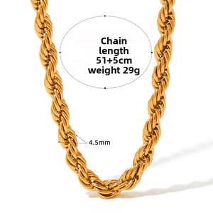 Détails de la chaîne torsadée dorée : largeur 4,5 mm et longueur 51+5 cm sur fond blanc