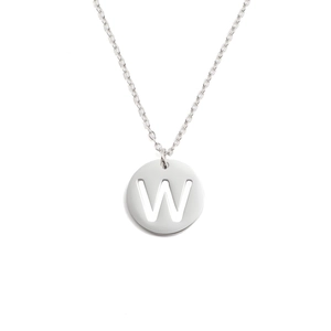 Vue macro d'un collier en acier inoxydable avec un pendentif rond ajouré de la lettre W