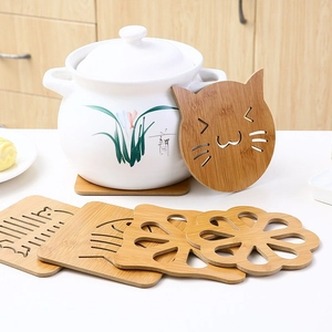 Vari sottopentola in legno con cartoni animati di gatti e pesci per il tavolo da pranzo