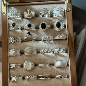 Retro S925 sterling silver rings set in wooden jewelry box with pearls and black gems