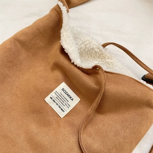 Détail du sac cabas en daim marron café avec doublure en laine sherpa et étiquette tissée