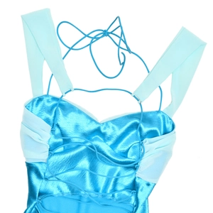 Détail de robe en satin bleu avec dos nu à lacets croisés et bretelles en tulle