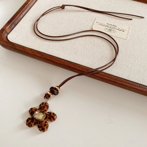 Pendentif fleur léopard rétro sur cordon brun avec perles en bois et pierre précieuse