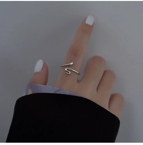 Nahaufnahme eines minimalistischen Schlangenrings aus Silber mit poliertem Finish