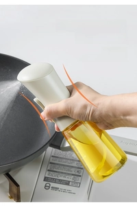 Dettaglio dello spruzzatore per olio alimentare con scala graduata da 200ml in cucina