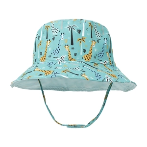 Détail de la jugulaire ajustable et motif girafe sur ce chapeau solaire enfant