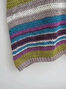 Makro-Detail von buntem horizontal gestreiftem Strickstoff mit geripptem Saumabschluss