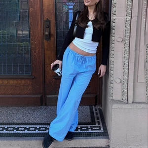 Detailansicht der blau gestreiften Hose mit weitem Bein und verstellbarem Kordelzug