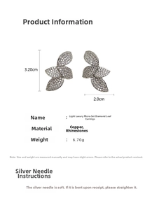 Vue détaillée des boucles d'oreilles feuilles argentées avec micro-strass et dimensions
