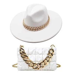 Detail der weißen gesteppten Handtasche und passendem Fedora-Hut mit Goldketten