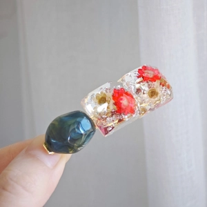Handmade resin hair clip with real dried daisies and gold foil flakes in clear finish