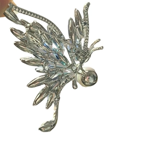 Broche papillon élégante en cristal bleu avec perle sur placage argent pour femme