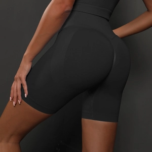 Gros plan sur le short de yoga noir sans couture à taille haute avec effet push-up fessier