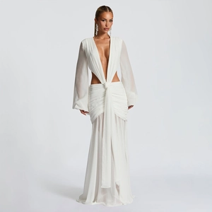 Detail eines weißen Maxikleids aus Chiffon mit V-Ausschnitt, Taillenausschnitt und Falten