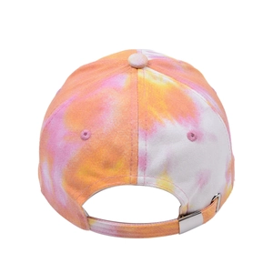 Vue détaillée de l'arrière de la casquette tie-dye avec boucle réglable en métal