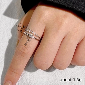Elegante conjunto de anillos de plata de doble capa con circonitas para uso diario y boda