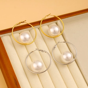 Minimalistische Creolen aus Edelstahl mit großer weißer Perle in Gold- und Silberoptik