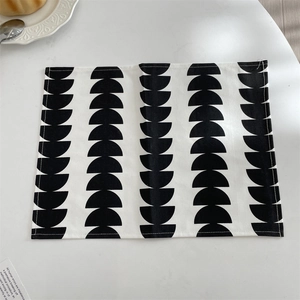 Minimalistisches Platzset mit schwarz-weißem Muster für modernen Esstisch Dekor.