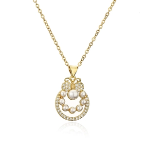 Elegante collana d'oro con fiocco a farfalla e ciondolo di perle con intarsio in zircone