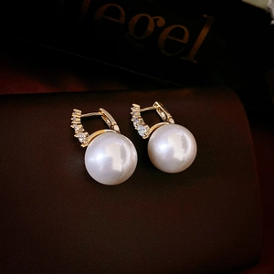 Vue détaillée de boucles d'oreilles perles élégantes plaquées or et zircon brillant
