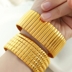 Poliertes 18k vergoldetes Edelstahl-Armband mit quadratischem Karomuster für Damen