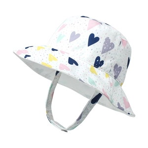 Détail chapeau de soleil enfant avec imprimé cœur coloré et mentonnière réglable