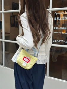 Mini borsa trapuntata giallo limone con manico in denim e tracolla in metallo