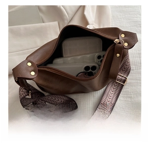 Vista interna della borsa vintage marrone con spazio per smartphone e portafogli