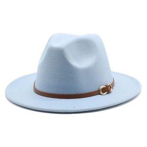 Klassieke lichtblauwe vilten fedora hoed met bruine leren band en gouden gesp