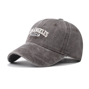 Détail de la broderie Los Angeles 1850 sur une casquette de baseball gris délavé