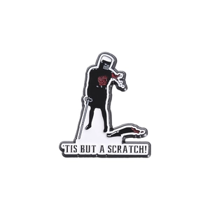 Μεταλλική καρφίτσα Black Knight με κείμενο Tis But A Scratch σε λευκό φόντο