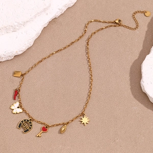 Collar de oro con colgantes de herradura y mariposa con múltiples dijes de la suerte