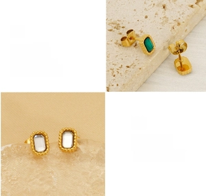 Détail de boucles d'oreilles carrées dorées avec zircon émeraude et fini poli
