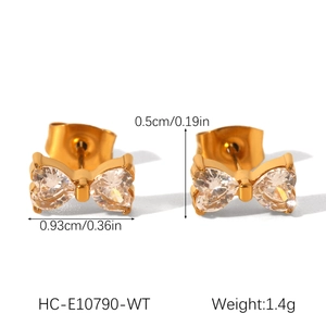 Dettaglio di orecchini a fiocco placcati oro 18K con zirconi a forma di cuore