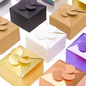 Square Gift Box Flower Petal Top Folding Kraft Paper Holographic Laser Favor Box Wedding Candy Soap Packaging Decor