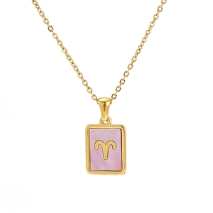Dettaglio della collana Ariete in acciaio inossidabile oro 18K con ciondolo rosa