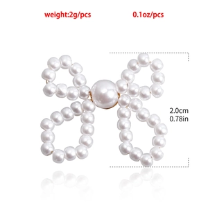 Detailed view showing the 2.0cm height and 2g weight of the pearl bow earring