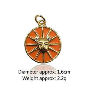 Dettaglio del ciondolo leone da 1,6cm con smalto arancione e finitura oro