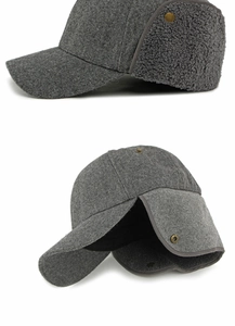 Detalle de gorra de lana con forro polar grueso y orejeras ajustables para frío