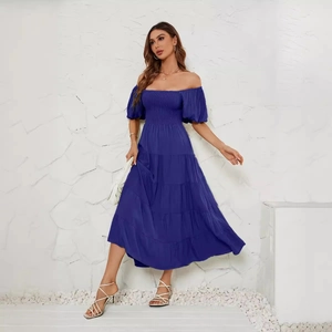 Robe longue bleu marine à épaules dénudées avec buste froncé et jupe à volants
