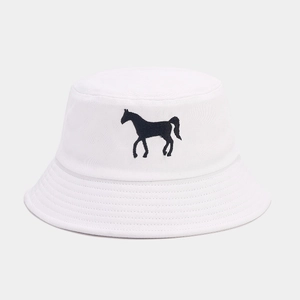 Détail de la broderie de cheval noir sur un bob en coton blanc avec coutures nettes